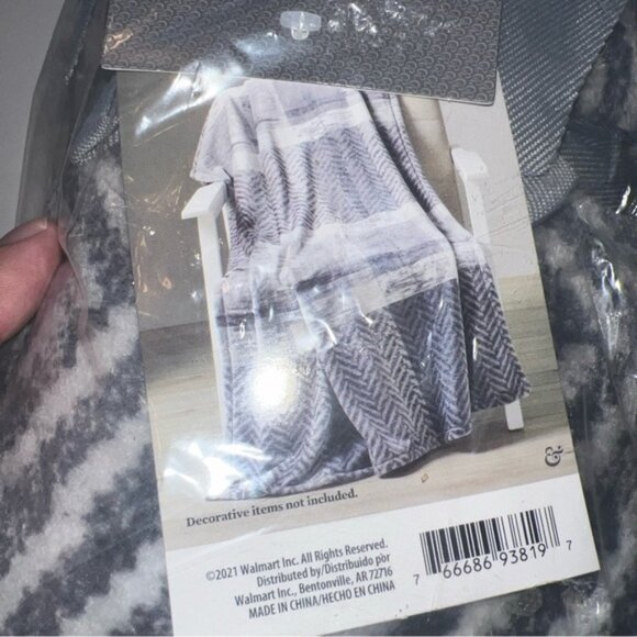 NWT Better Homes and Gardens Oversize Gray Velvet Plush Throw New 50 X 72 (U) - Picture 5 of 5